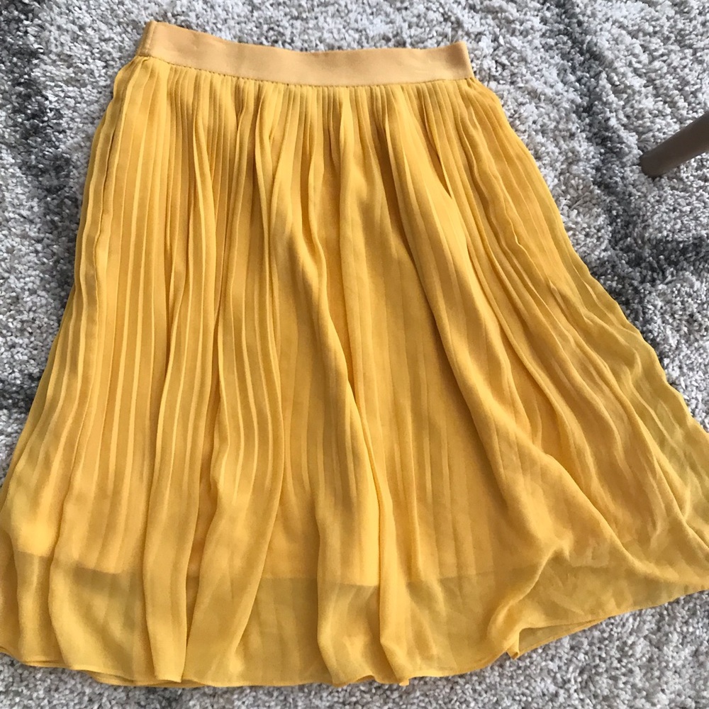 Yellow pleated skirt